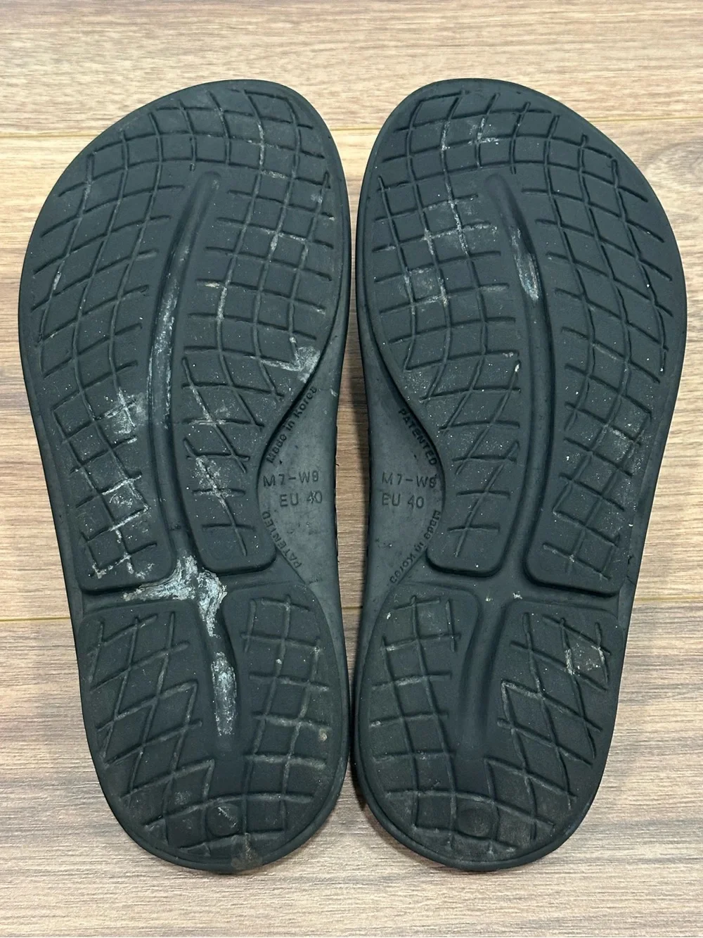Oofos Original Sandal in Black Size Womens 7